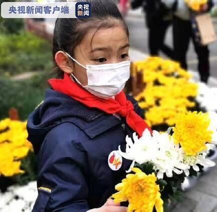 南京多处遇难同胞丛葬地摆满鲜花